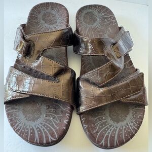 Vionic Lauren brown crocodile embossed sandals slides women’s size 7 wide